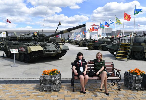 Военнослужащие на территории Конгрессно-выставочного центра Патриот, где открылся международный военно-технический форум Армия-2019