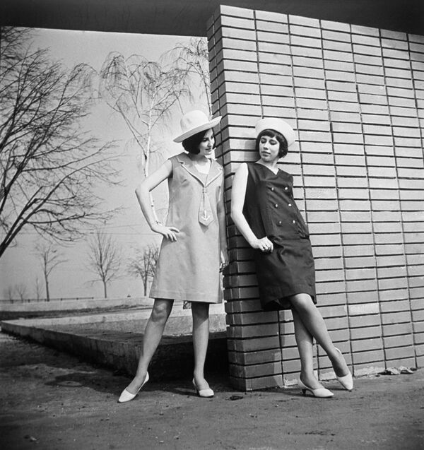 Коллекция женской одежды Весна-лето 1966 года. Летние платья из хлопчатобумажной ткани (продукция Рижской швейной фабрики Ригас апгербс)