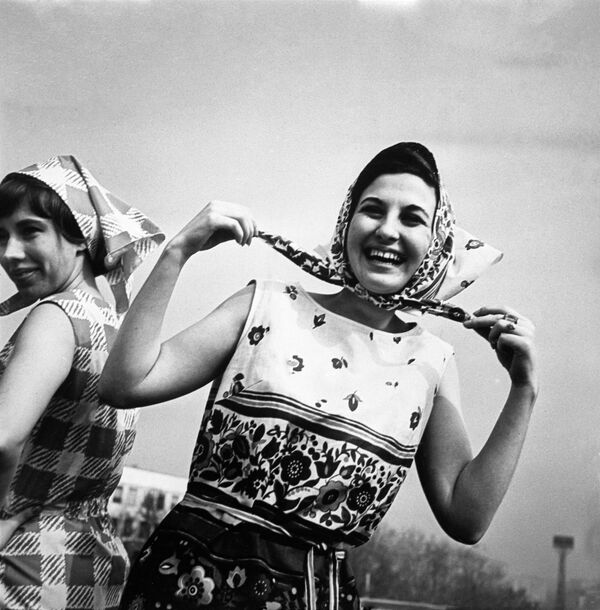 Коллекция женской одежды Весна-лето 1966 года. Летние платья из хлопчатобумажной ткани (продукция Рижской швейной фабрики Ригас апгербс)