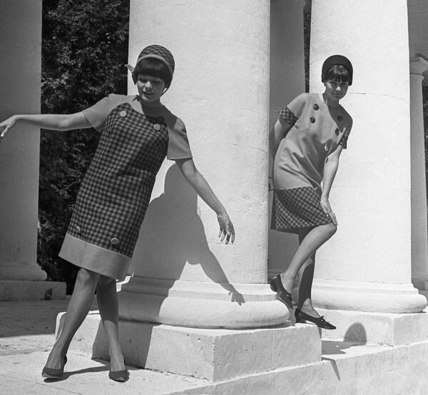 Коллекция женской одежды Весна-лето 1966 года. Комбинированные платья из шерстяного трикотажа, украшенные большими пуговицами