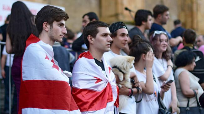 Участники акции протеста у здания парламента Грузии в Тбилиси