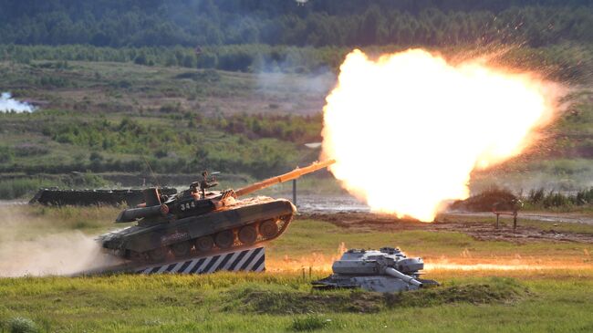 Танк Т-90А во время динамического показа на форуме Армия-2019