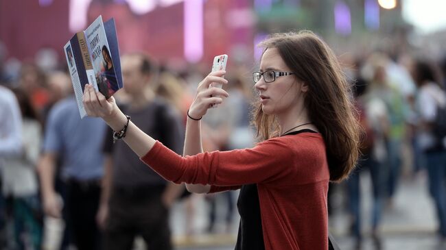 Девушка на книжном фестивале Красная площадь в Москве