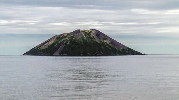 Северный остров средней группы Большой гряды Курильских островов - Райкоке