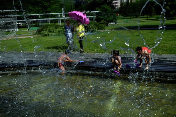 Люди купаются в фонтане в Памплоне, Испания