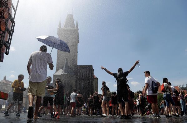 Люди в жаркий день на Староместской площади в Праге, Чехия