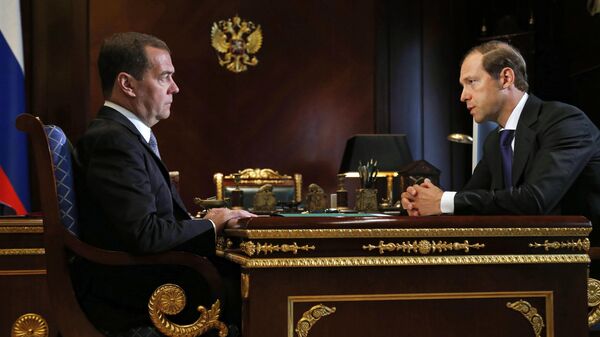 Председатель правительства РФ Дмитрий Медведев и министр промышленности и торговли РФ Денис Мантуров во время встречи