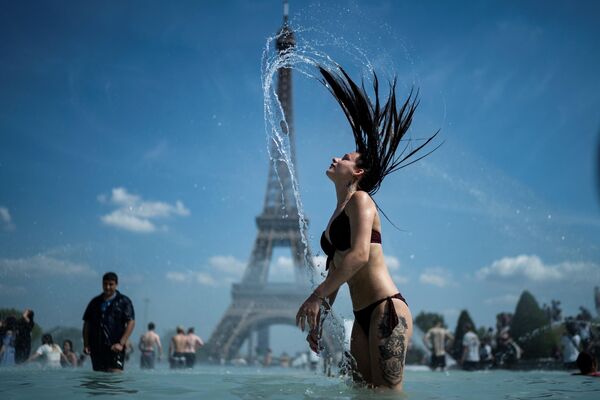 Девушка купается в фонтане Трокадеро в Париже