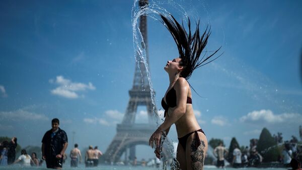 Девушка купается в фонтане Трокадеро в Париже