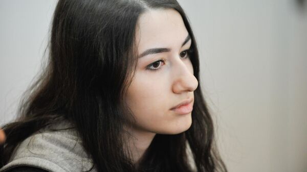 Мария Хачатурян, обвиняемая в убийстве своего отца, в Басманном суде перед началом рассмотрения ходатайства следствия о продлении меры пресечения. 26 июня 2019