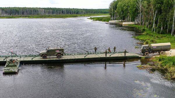 Наведение понтонно-мостовой переправы береговым и речным звеном парка ПМП на Международном военно-техническом форуме Армия-2019