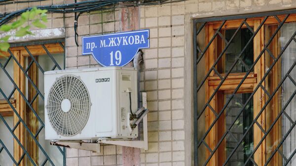 Табличка на стене дома, расположенного на проспекте Жукова в Харькове