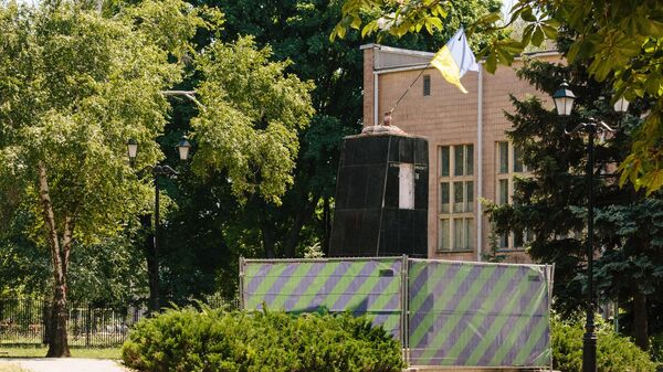 Постамент демонтированного памятника Маршалу СССР Георгию Жукову недалеко от проспекта Жукова в Харькове