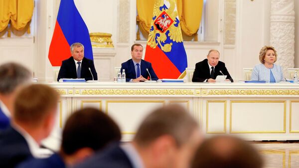 Президент России Владимир Путин и председатель правительства Дмитрий Медведев на заседании в Кремле Государственного совета по вопросу модернизации дорожного движения