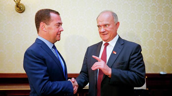 Дмитрий Медведев и Геннадий Зюганов в Кремле перед началом заседания Государственного совета