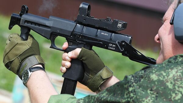 Демонстрация пистолета-пулемёта СР-2М Вереск на полигоне АО ЦНИИточмаш. Архивное фото