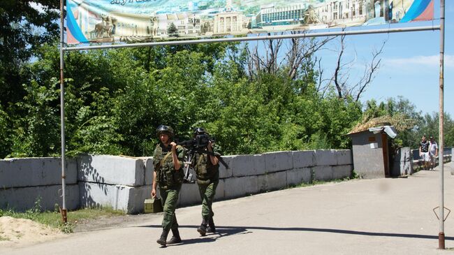 Военнослужащие ЛНР в районе пропускного пункта Станица Луганская