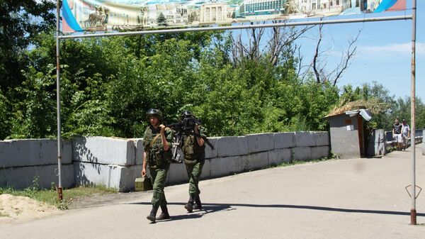 Военнослужащие ЛНР в районе пропускного пункта Станица Луганская, куда прбыли представители ОБСЕ для наблюдения за первым этапом отвода украинских подразделений