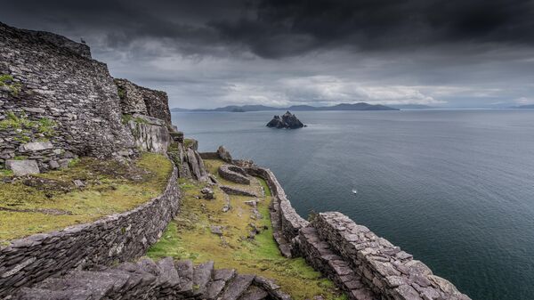 Вид с острова-утес Скеллиг-Майкл в Ирландии