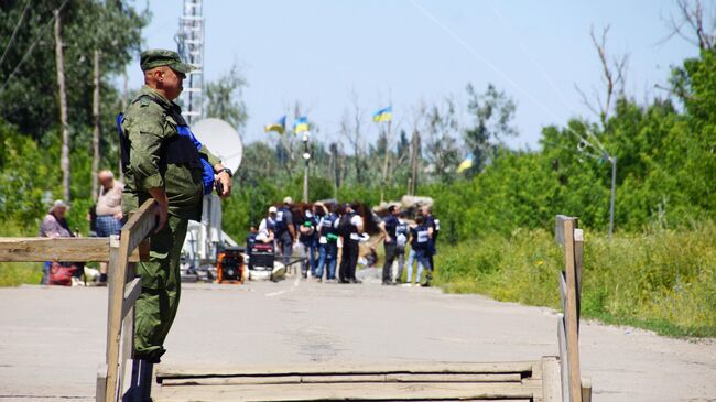 Военнослужащий ЛНР в районе пропускного пункта Станица Луганская, куда прибыли представители ОБСЕ для наблюдения за первым этапом отвода украинских подразделений
