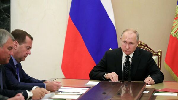 Владимир Путин и председатель правительства РФ Дмитрий Медведев во время совещания с постоянными членами Совета безопасности РФ. 26 июня 2019