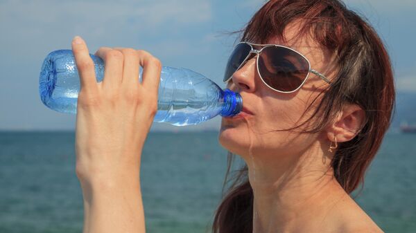Женщина с бутылкой воды на пляже • наклейки на стену загара, 20, купальник | optnp.ru