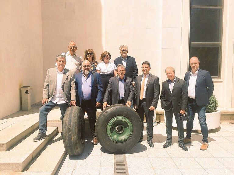 Передача колес для бомбардировщика СБ-2 в российском посольстве в Мадриде