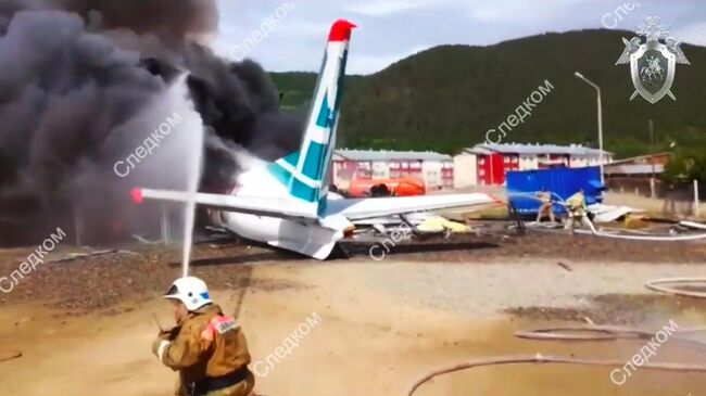 Самолет Ан-24 совершил аварийную посадку в Нижнеангарске. Стоп-кадр с видео, предоставленного СК РФ