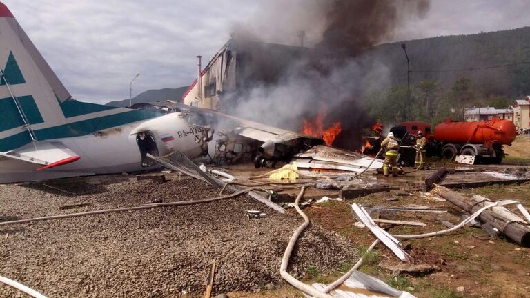 Самолет Ан-24 совершил аварийную посадку в Нижнеангарске. Стоп-кадр с видео, предоставленного МЧС РФ