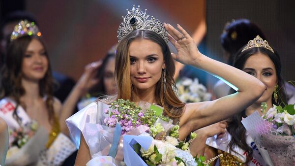 Победительница 25-го фестиваля красоты и талантов Краса России-2019 Анна Бакшеева во время церемонии награждения