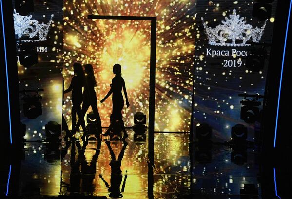 Участницы финала 25-го фестиваля красоты и талантов Краса России-2019
