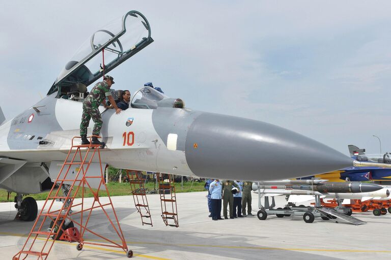 Президент Индонезии Джоко Видодо в кабине самолета Су-30 ВВС Индонезии