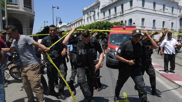 Сотрудники полиции на месте взрыва в центре столицы Туниса. 27 июня 2019
