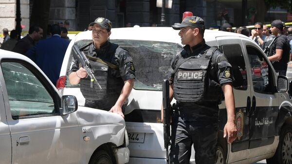 Сотрудники правоохранительных органов на месте взрыва в центре столицы Туниса. 27 июня 2019