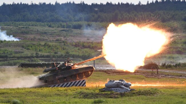 Танк Т-90А во время динамического показа современных и перспективных образцов вооружений, военной и специальной техникина  V Международном военно-техническом форуме Армия