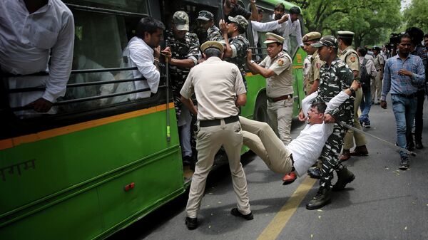 Индийская полиция задерживает участников протеста
