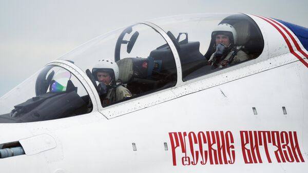 Пилоты в кабине самолета Су-30СМ пилотажной группы Русские витязи на Международном военно-техническом форуме Армия-2019