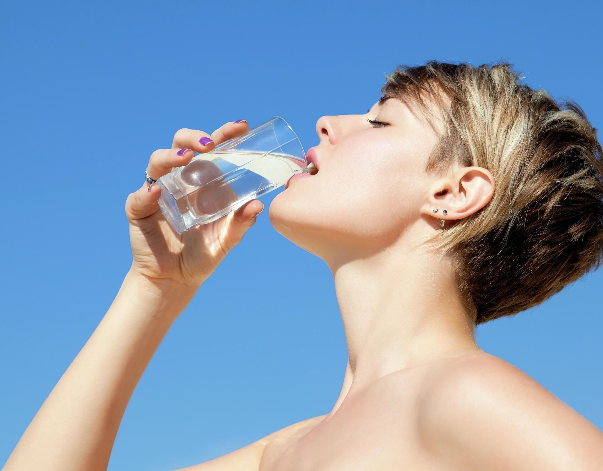 Стоковое видео категории «Премиум» — Вертикальное видео женщины, которая пьет воду.