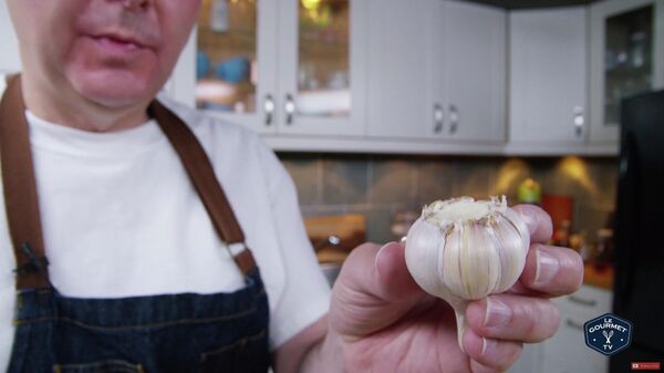 Кадр из видео Glen & Friends Cooking о чистке чеснока 
