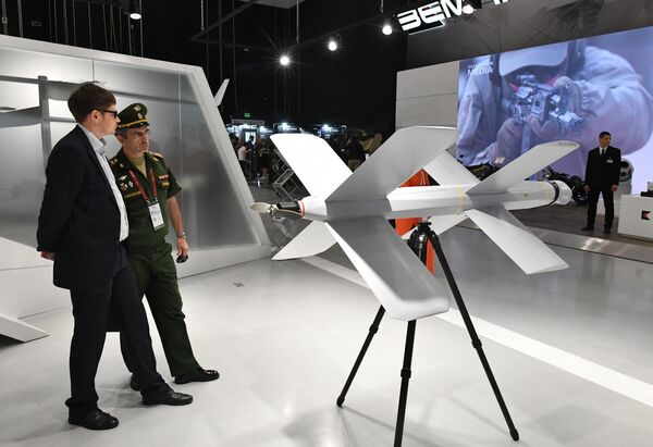 Барражирующий дрон-камикадзе ZALA Ланцет (справа) на стенде концерна Калашников в рамках открытия международного военно-технического форума Армия-2019