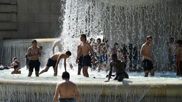 Горожане купаются в фонтане в садах Трокадеро в Париже. 27 июня 2019