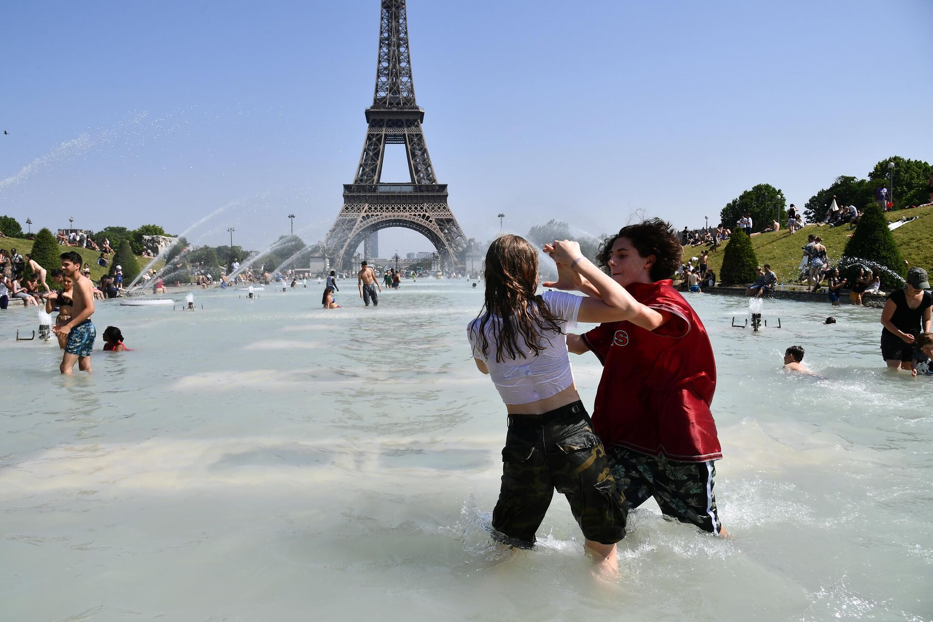 Горожане купаются в фонтане в садах Трокадеро в Париже. 27 июня 2019 - РИА Новости, 1920, 14.07.2023