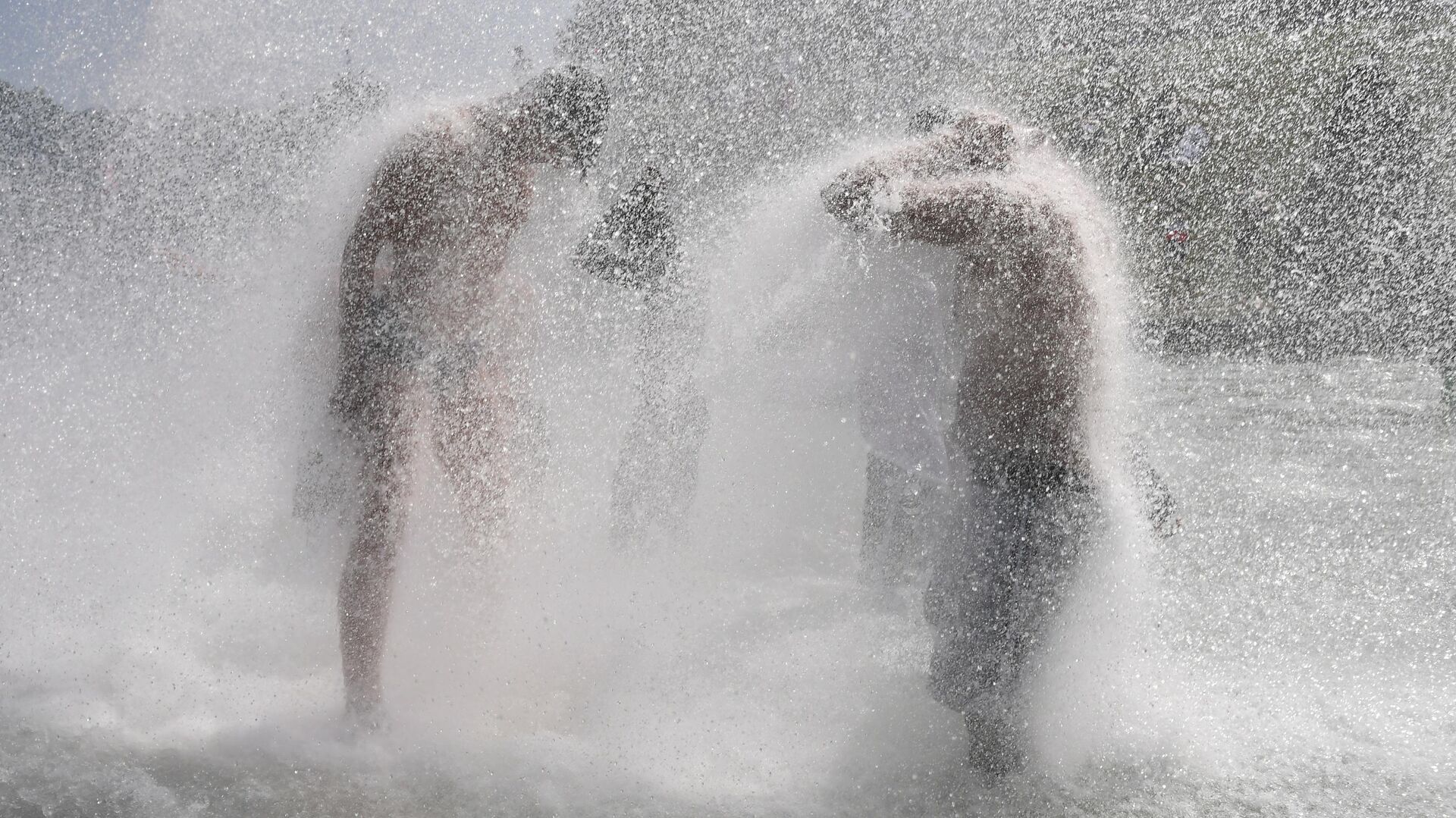 Горожане купаются в фонтане в садах Трокадеро в Париже - РИА Новости, 1920, 11.07.2022