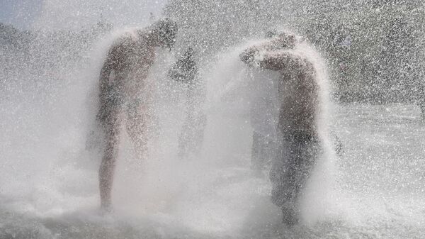 Горожане купаются в фонтане в садах Трокадеро в Париже