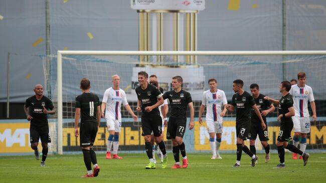 Футболисты Краснодара радуются забитому голу