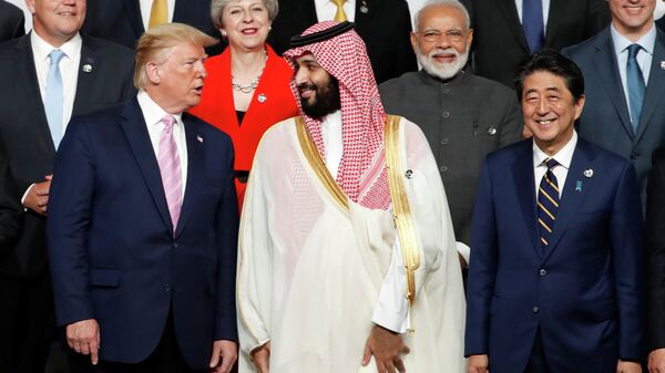 Президент США разговаривает с наследным принцем Саудовской Аравии на саммите G20 в Осаке. 28 июня 2019