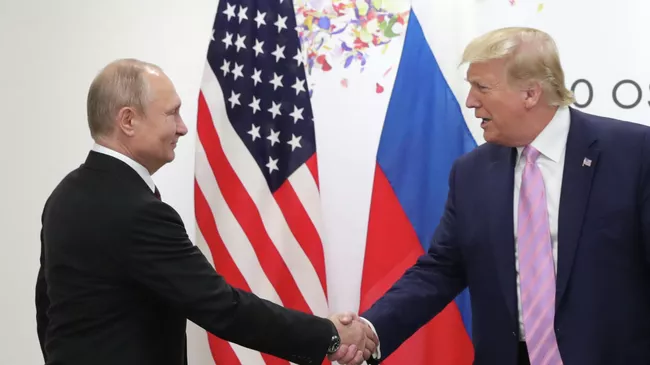 Президент РФ Владимир Путин и президент США Дональд Трамп на полях саммита Группы двадцати в Осаке. 28 июня 2019