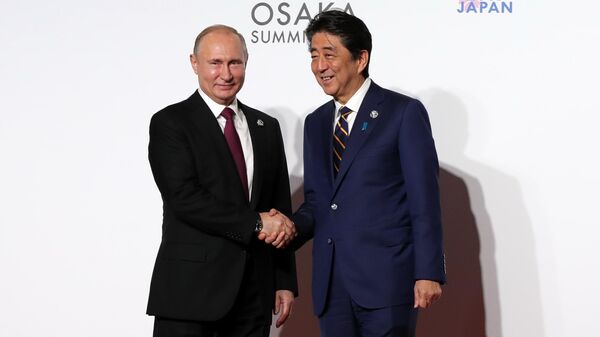  Президент РФ Владимир Путин и премьер-министр Японии Синдзо Абэ на саммите Группы двадцати. 28 июня 2019