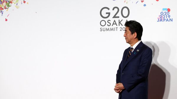 Премьер-министр Японии Синдзо Абэ на церемонии официальной встречи участников саммита Группы двадцати. 28 июня 2019