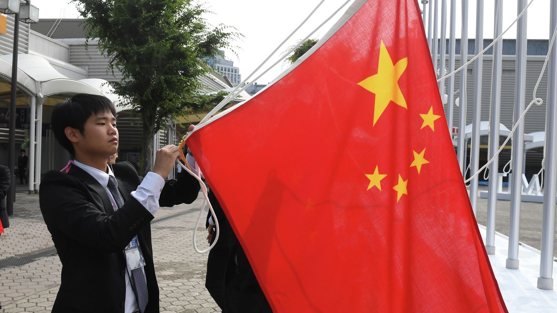 Вывешивание флага Китая перед открытием саммита Группы двадцати в японской Осаке. 28 июня 2019 - РИА Новости, 1920, 20.05.2020